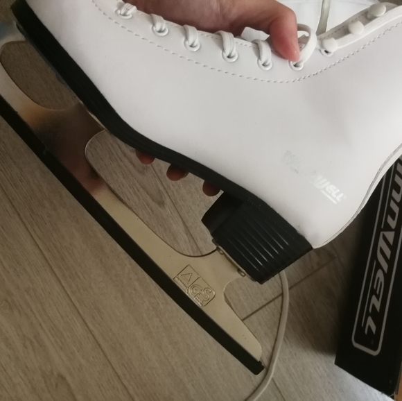 Kids/youth figure skates & helmet - Picture 5 of 10